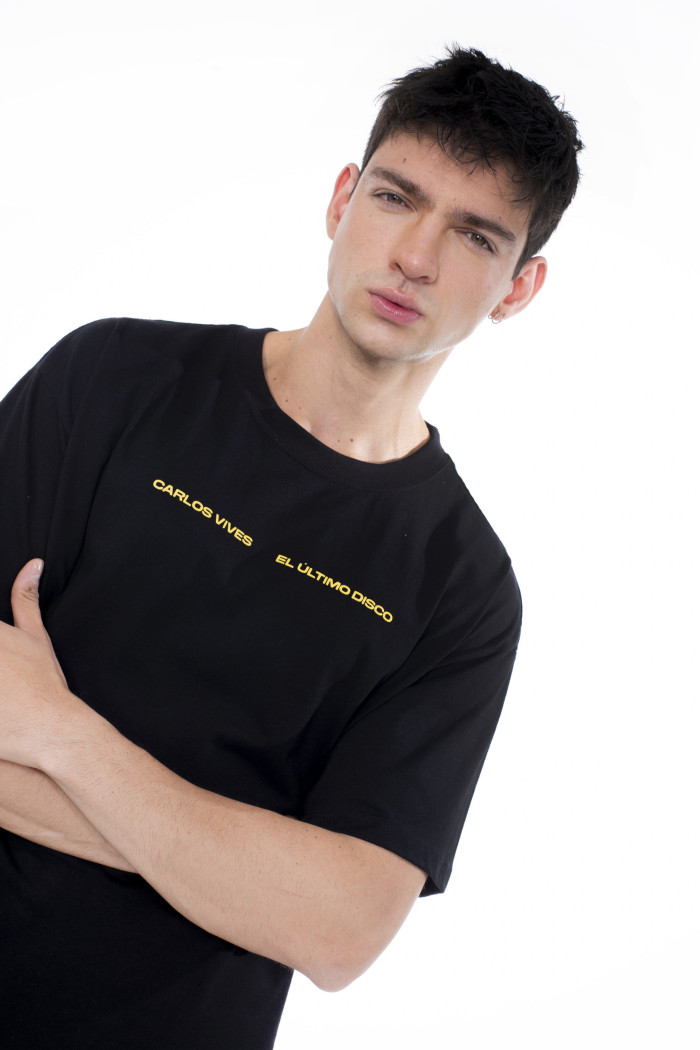 Camiseta oversize cuello redondo negra de Carlos Vives
