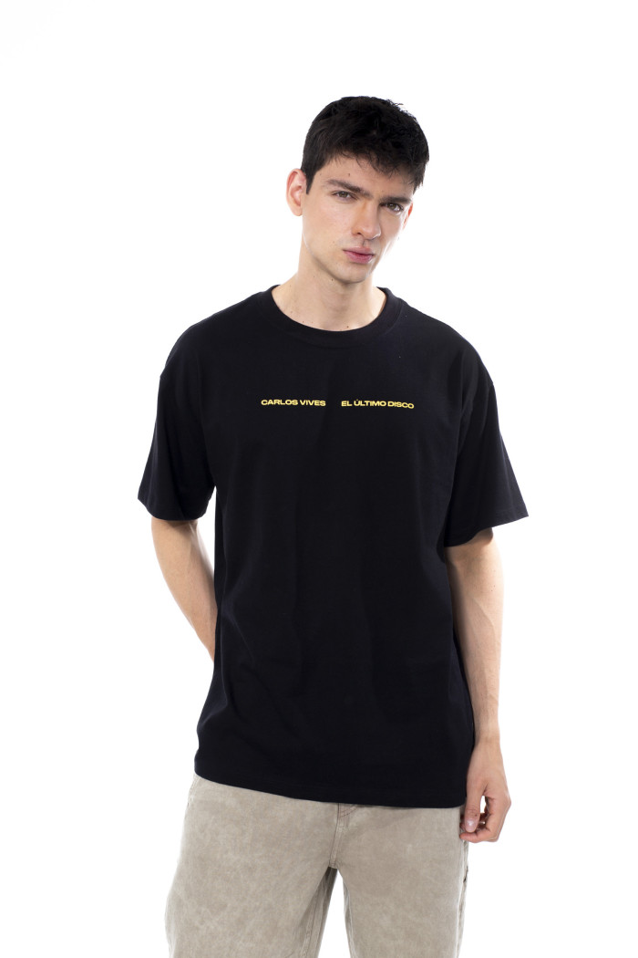 Camiseta oversize cuello redondo negra de Carlos Vives
