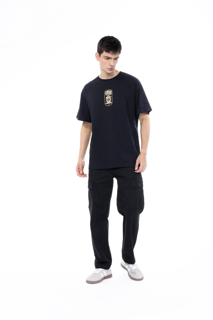 Camiseta negra oversize de Carlos Vives manga corta

