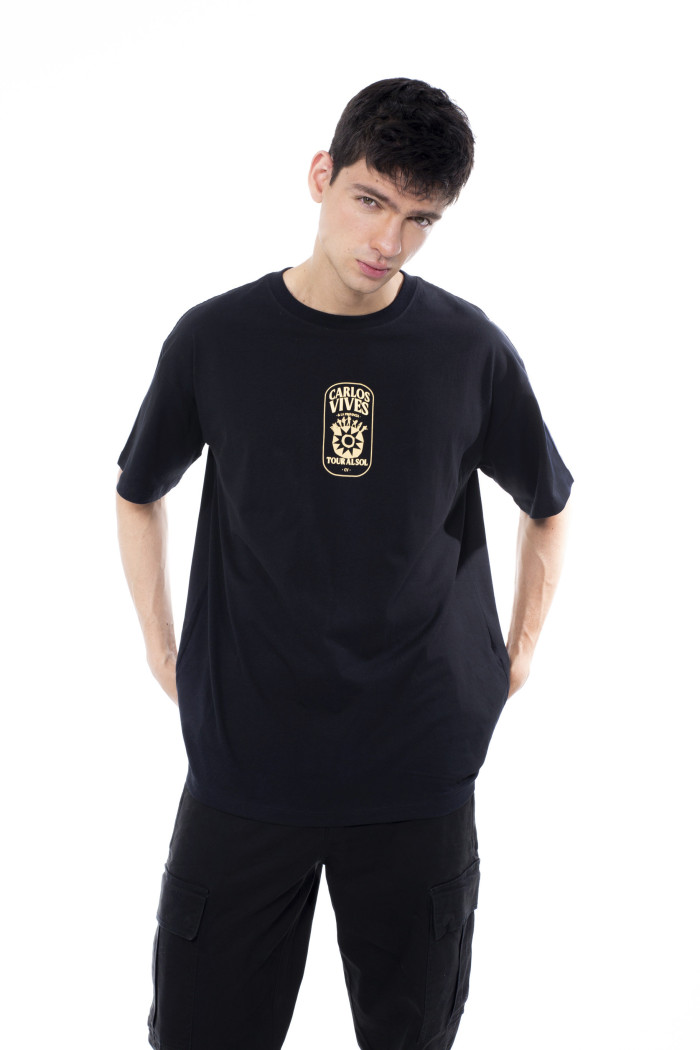 Camiseta negra oversize de Carlos Vives manga corta
