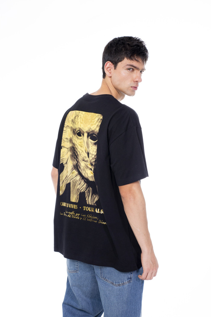 Camiseta negra oversize de Carlos Vives con manga corta
