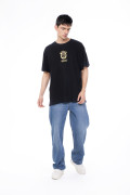 Camiseta negra oversize de Carlos Vives con manga corta
