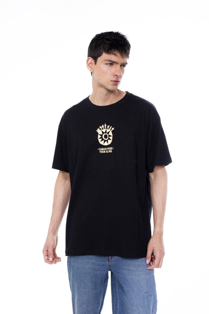Camiseta negra oversize de Carlos Vives con manga corta
