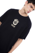 Camiseta negra oversize de Carlos Vives con manga corta
