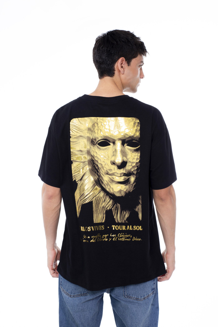 Camiseta negra oversize de Carlos Vives con manga corta
