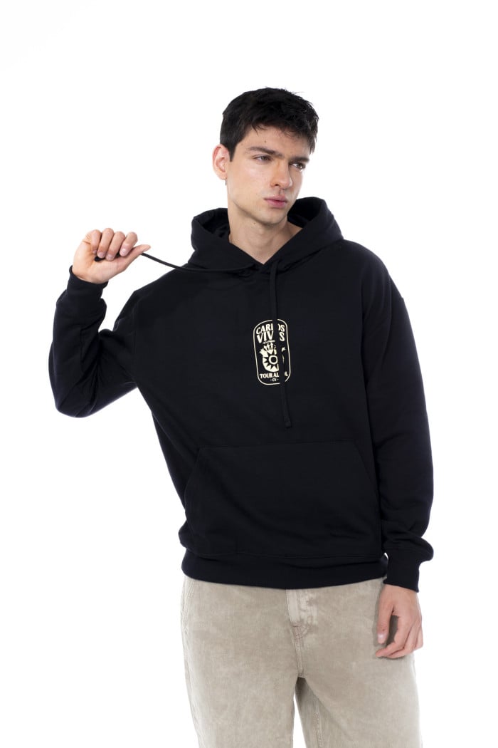 Buzo con capota negro oversize con diseño de Carlos Vives

