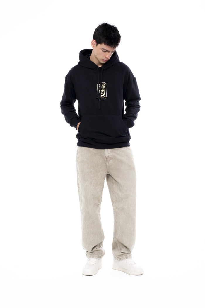 Buzo con capota negro oversize con diseño de Carlos Vives
