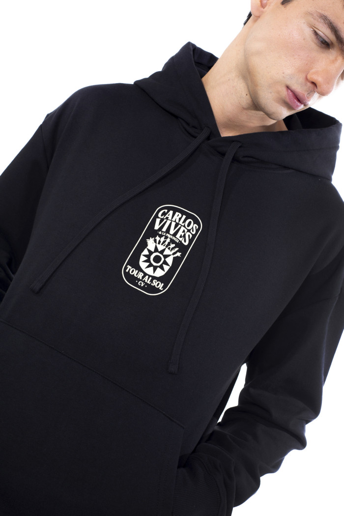 Buzo con capota negro oversize con diseño de Carlos Vives
