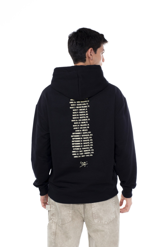 Buzo con capota negro oversize con diseño de Carlos Vives
