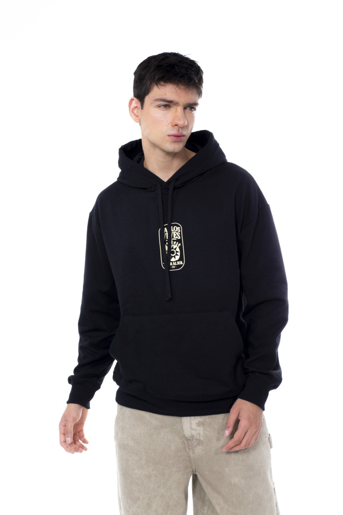 Buzo con capota negro oversize con diseño de Carlos Vives

