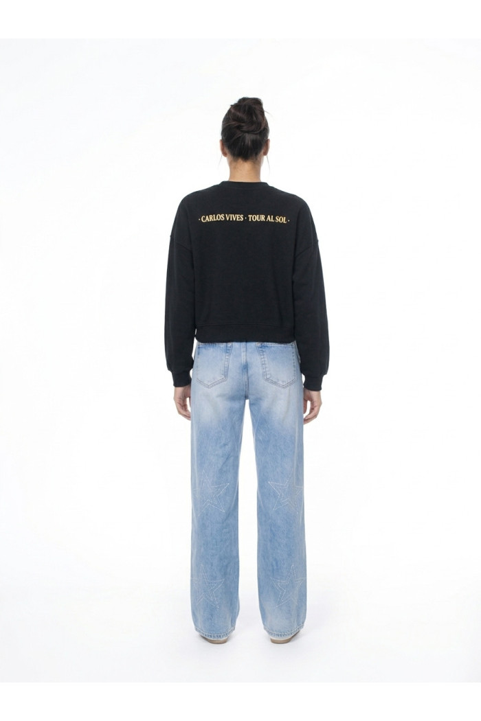 Buzo cuello redondo negro oversize de Carlos Vives
