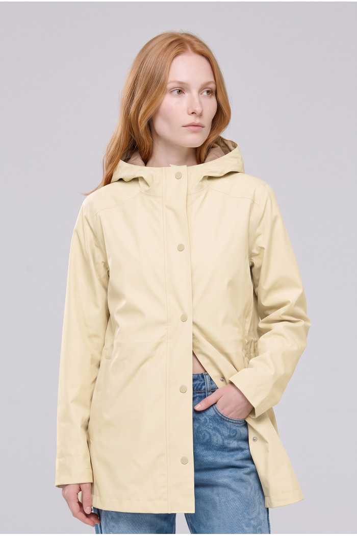 Chaqueta liviana parka unicolor con botones y capota