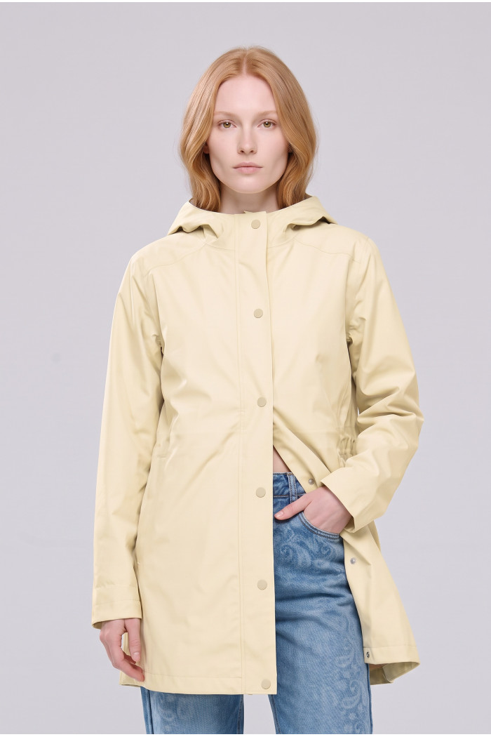 Chaqueta liviana parka unicolor con botones y capota