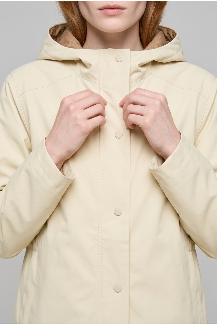 Chaqueta liviana parka unicolor con botones y capota