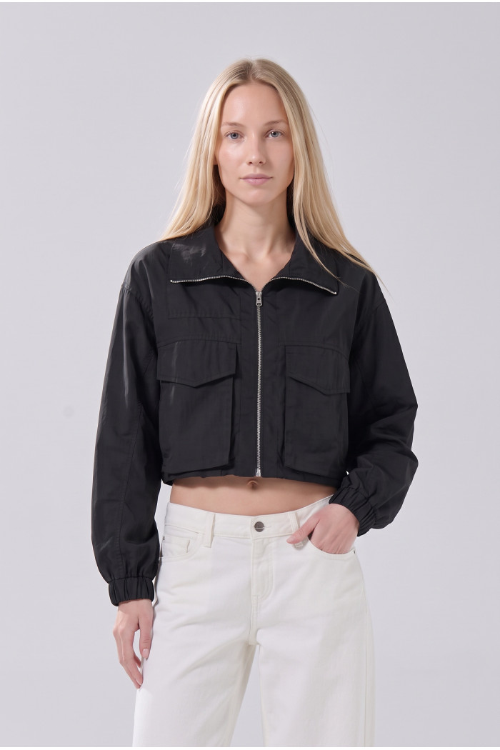 Chaqueta crop liviana negra con cuello alto y bolsillos