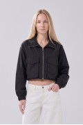 Chaqueta crop liviana negra con cuello alto y bolsillos