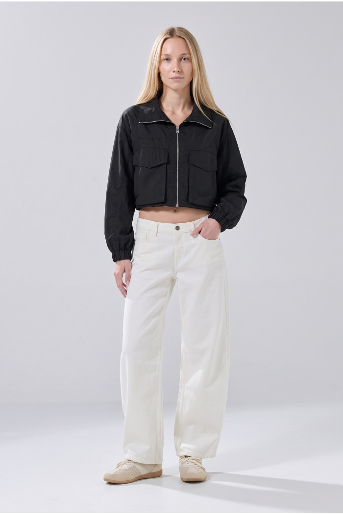 Chaqueta crop liviana negra con cuello alto y bolsillos