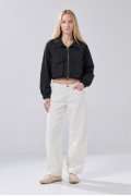 Chaqueta crop liviana negra con cuello alto y bolsillos