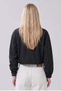 Chaqueta crop liviana negra con cuello alto y bolsillos