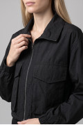 Chaqueta crop liviana negra con cuello alto y bolsillos