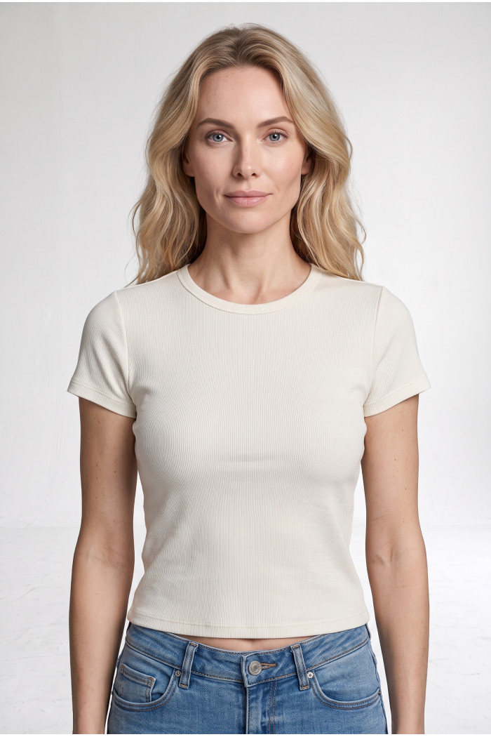 Camiseta infaltables crema con manga corta y texturas
