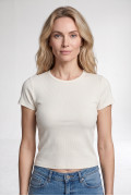 Camiseta infaltables crema con manga corta y texturas
