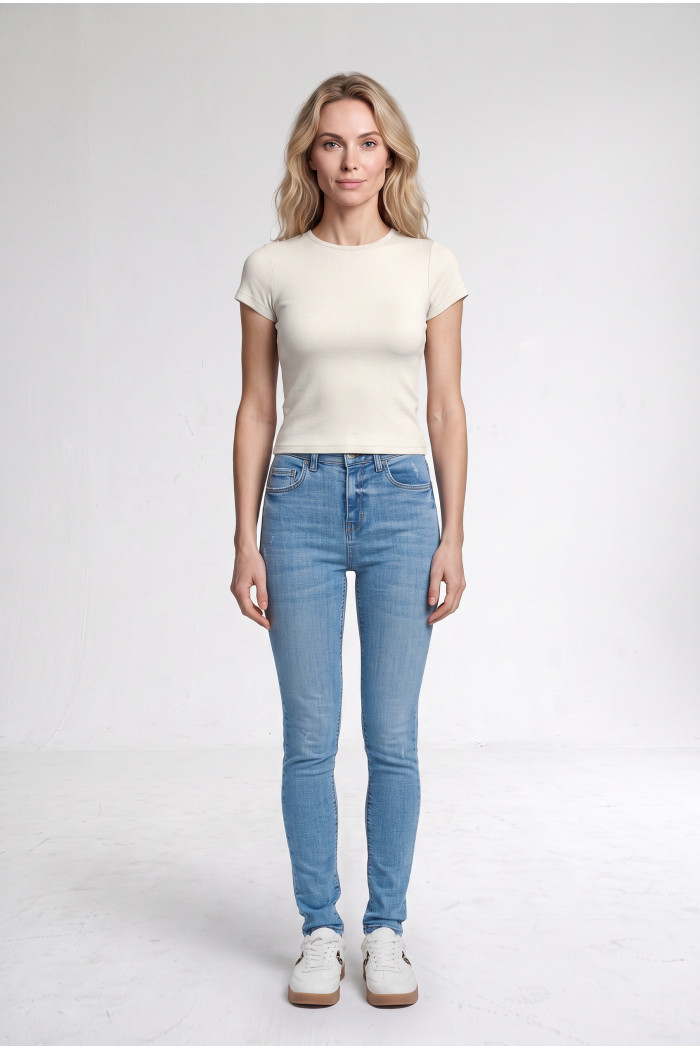 Camiseta infaltables crema con manga corta y texturas
