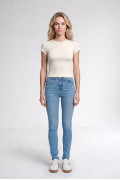 Camiseta infaltables crema con manga corta y texturas
