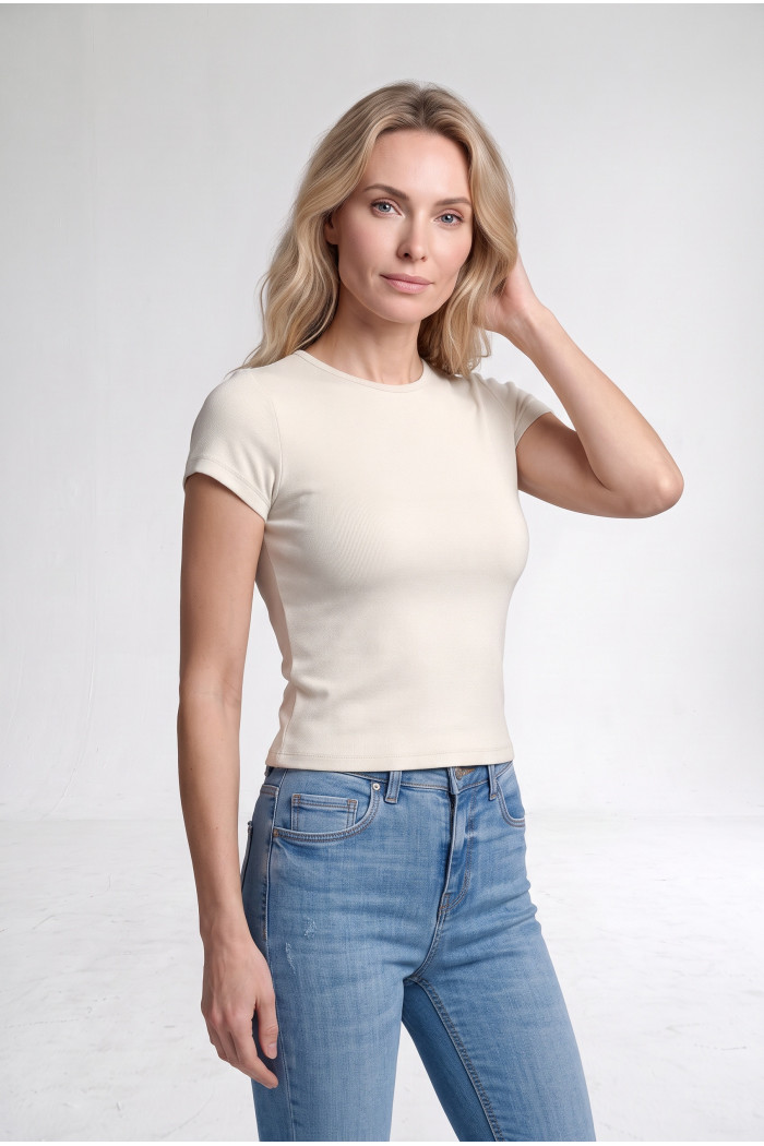 Camiseta infaltables crema con manga corta y texturas
