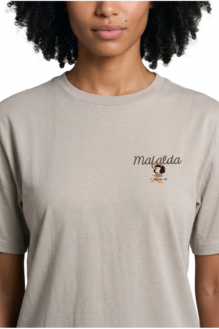 Camiseta cuello redondo kaki con diseño de Mafalda
