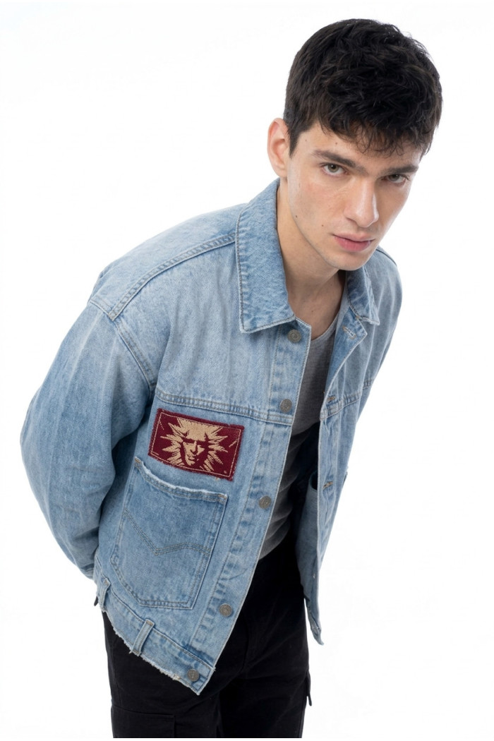 Chaqueta de jean azul clara con diseños de Carlos Vives
