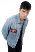 Chaqueta de jean azul clara con diseños de Carlos Vives
