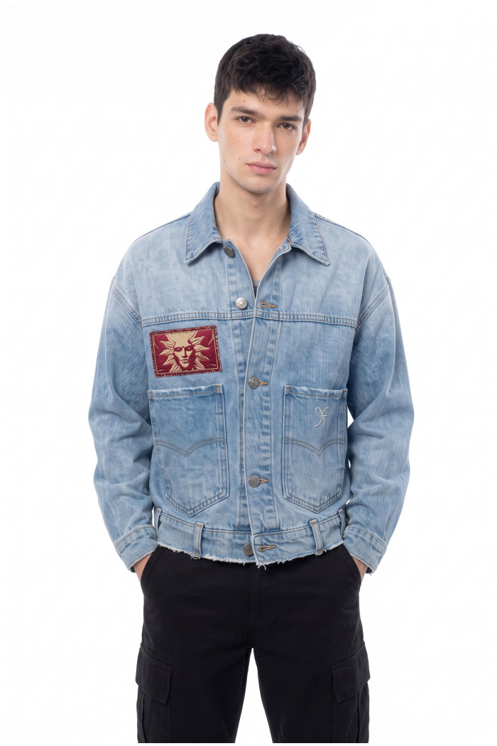 Chaqueta de jean azul clara con diseños de Carlos Vives
