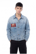 Chaqueta de jean azul clara con diseños de Carlos Vives
