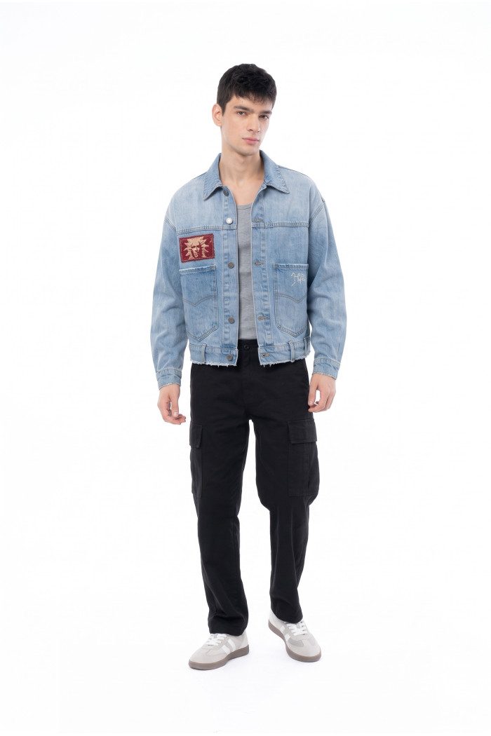 Chaqueta de jean azul clara con diseños de Carlos Vives
