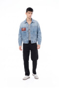 Chaqueta de jean azul clara con diseños de Carlos Vives
