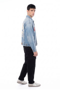 Chaqueta de jean azul clara con diseños de Carlos Vives
