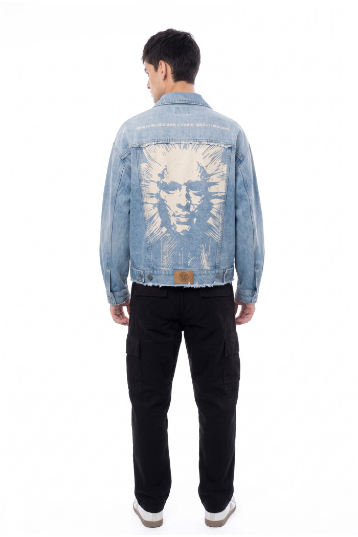 Chaqueta de jean azul clara con diseños de Carlos Vives

