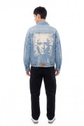Chaqueta de jean azul clara con diseños de Carlos Vives
