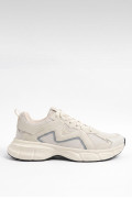 Tenis unicolores de plataforma con texturas y contrastes