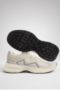 Tenis unicolores de plataforma con texturas y contrastes