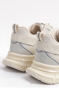 Tenis unicolores de plataforma con texturas y contrastes