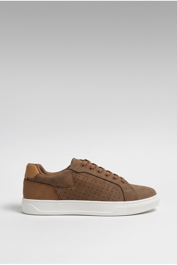 Tenis unicolores casuales con perforaciones y suelas planas
