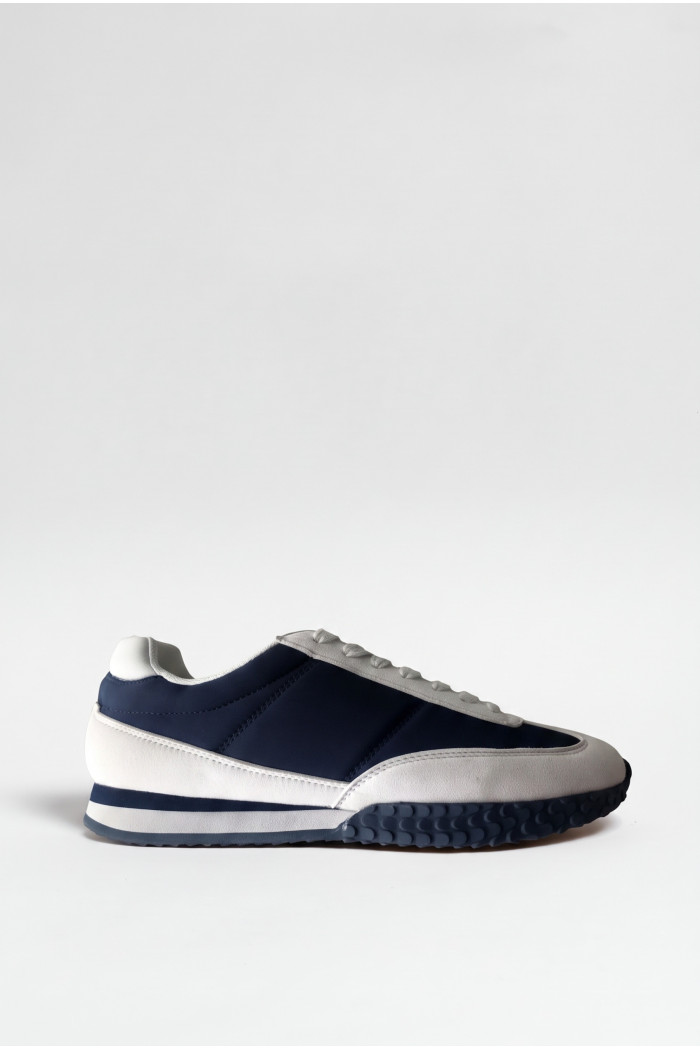 Tenis azules casuales con cortes blancos y suelas planas
