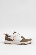 Zapatillas suela skate, en contraste de materiales.