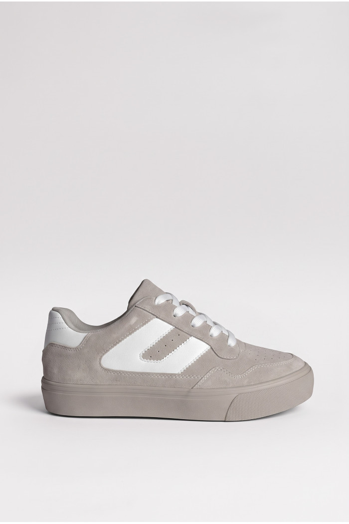 Tenis casuales kakis claros con contrastes blancos