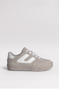 Tenis casuales kakis claros con contrastes blancos
