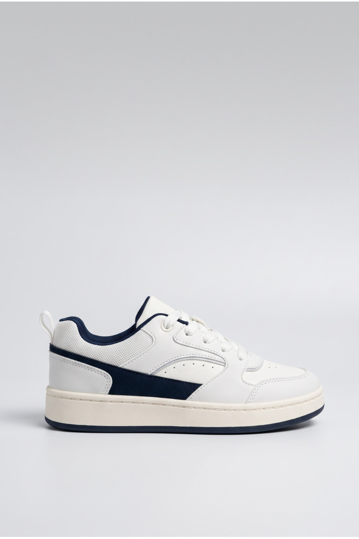 Tenis casuales de suela plana cremas con contrastes