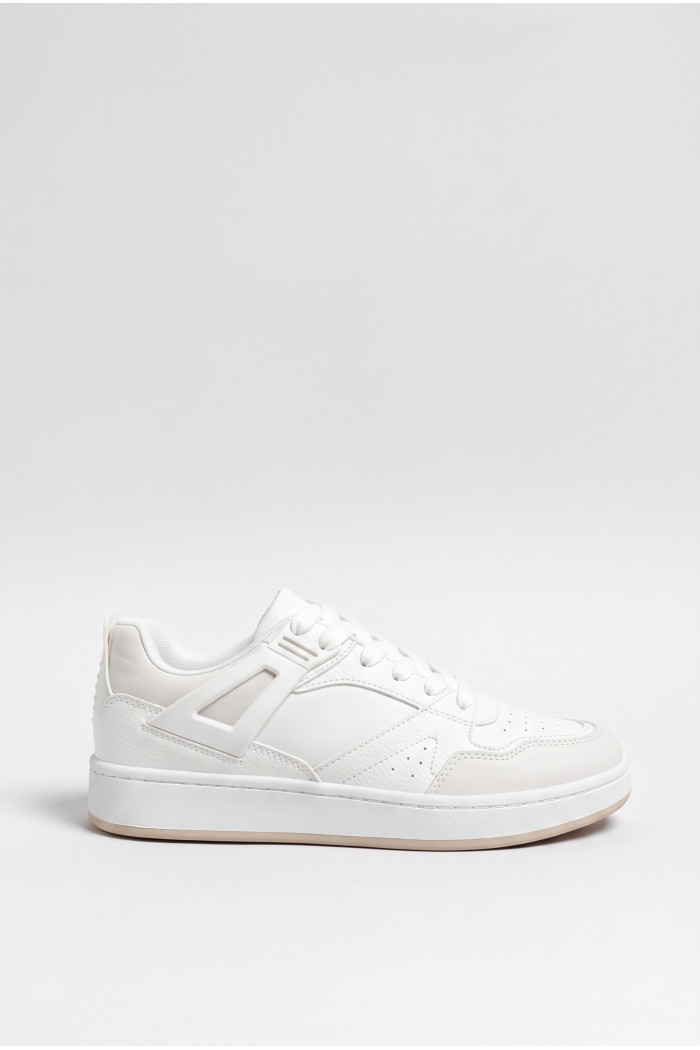Tenis cremas casuales de suela plana con perforaciones