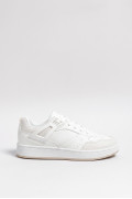 Tenis cremas casuales de suela plana con perforaciones